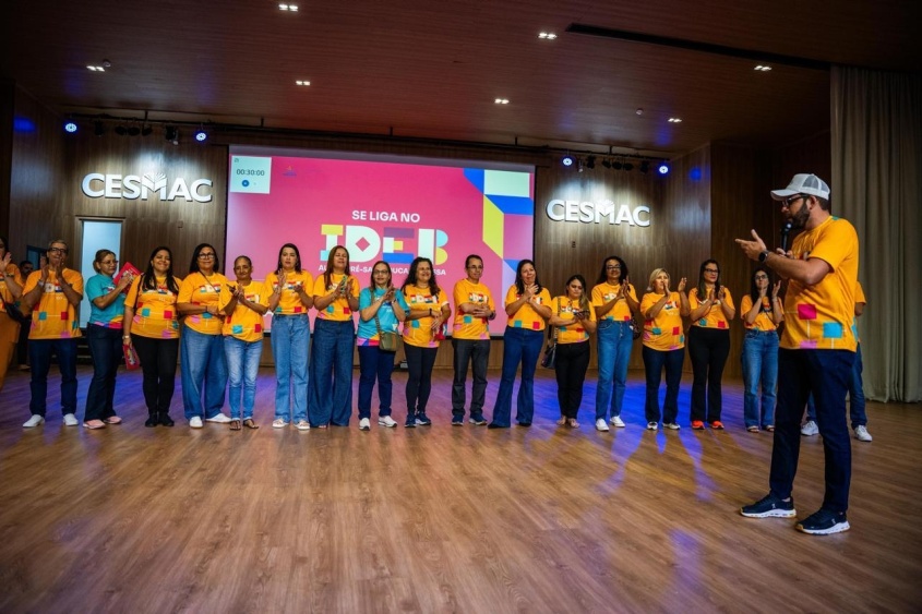 O secretário de Educação de Maceió falou à equipe responsável pelo aulão e aos estudantes sobre os investimentos da gestão JHC no setor. Foto: Edivaldo Florêncio/Ascom Semed