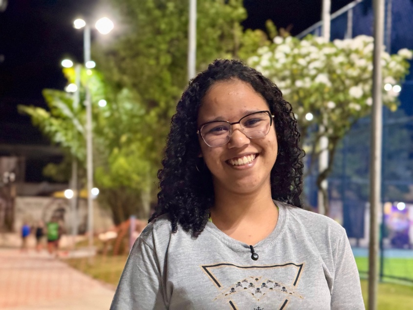 Estudante ressalta impacto da melhoria para as mulheres que circulam à noite. Foto: Maria Clara Calheiros/ Ascom Ilumina