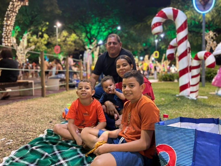 Casal Daiane e Anderson aproveitam o Parque do Centenário com o trio: João Guilherme, Carlos Eduardo e Luiz Otávio. Foto: Vinícius Rocha/ Ascom ilumina