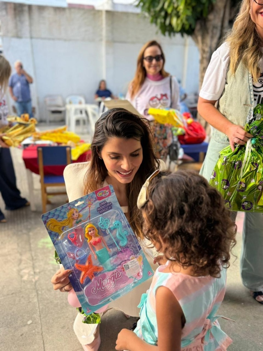 Primeira-dama de Maceió, Marina Candia, distribuiu presentes para as crianças. Foto: Clara Vieira/ Ascom Semdes