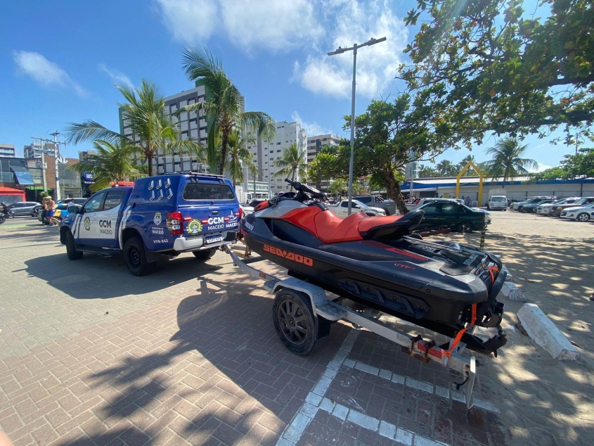 Jet Skis e carretas de transporte foram encaminhas para sede da Semsc, no Farol. Foto: Carol Neves (estagiária)/ Ascom Semsc