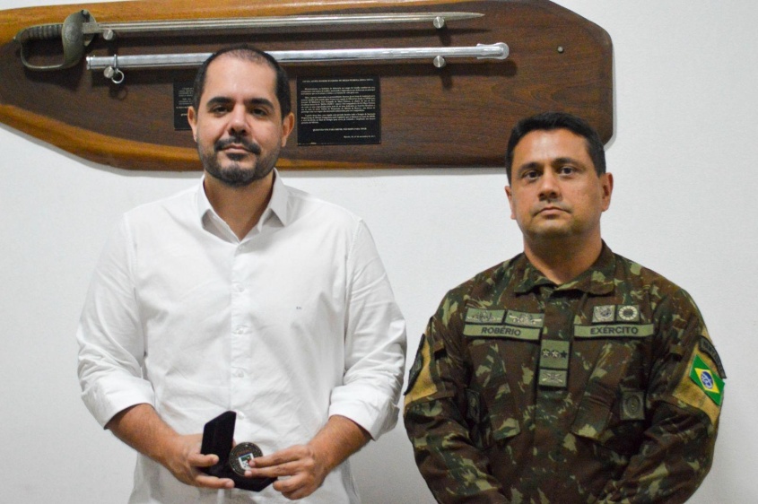 Eduardo Marinho recebe Medalha Institucional do 59° Batalhão. Foto: Ascom 59º BI Mtz