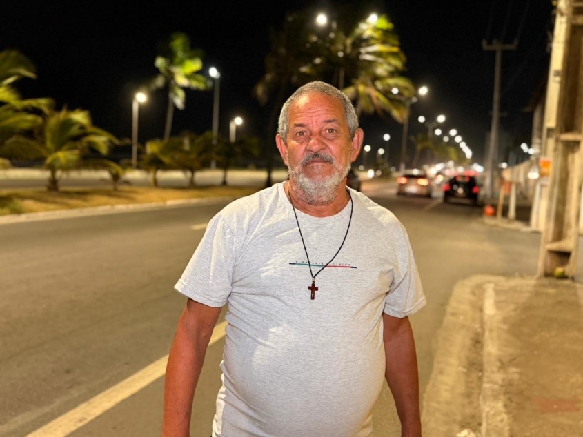 Edson, proprietário do famoso bar Buraco da Bruxa conta que nova iluminação gera renda para comerciantes. Foto: Neto Melo/ Ascom Ilumina
