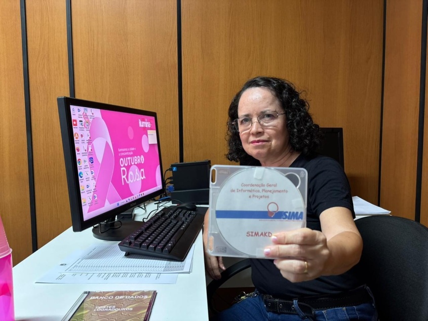 Servidora ajuda a preservar a memória do serviço público maceioense. Foto: Vinícius Rocha/ Ascom Ilumina