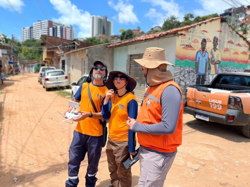 Equipe utiliza drone para melhor visualizar a região e o grau de risco do local. Foto: Ascom Defesa Civil Maceió