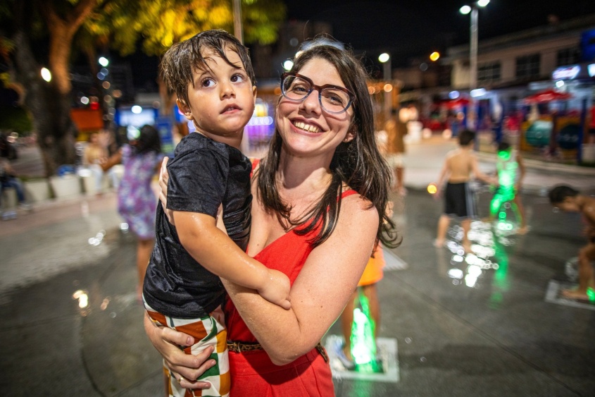 Bárbara Maciel, moradora do bairro do Farol, e o filho Leonardo. Foto: Alisson Frazão/Secom Maceió