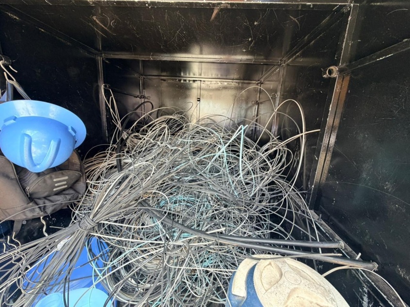 Projeto retirou mais de 8 toneladas somente no Pontal da Barra. Fios são recolhidos para descarte seguro. Foto: Ascom Ilumina
