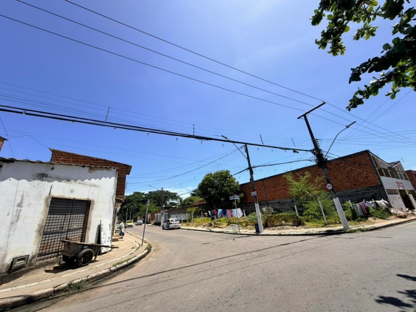 Projeto Poste Limpo organiza a rede, remove cabos obsoletos e garante mais segurança e qualidade visual para toda a cidade. Foto: Neto Melo/ Ascom Ilumina