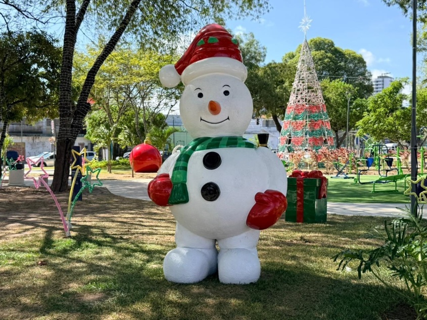 Parque do Centenário tem decoração especial e também Vila de Natal, com quiosques de artesanato e gastronomia. Foto: Neto Melo/ Ilumina Maceió