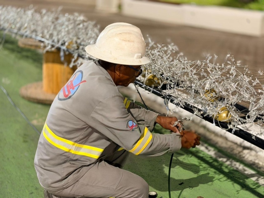 Técnicos realizam a montagem dos ornamentos luminosos do Natal de Todos Nós. Foto: Neto Melo
