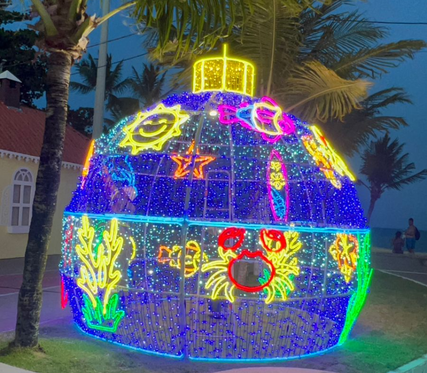 Tradicional bola de enfeite de árvores de natal ganha contornos e elementos que remetem ao mar de Maceió. Foto: Vinícius Rocha/ Ascom Ilumina