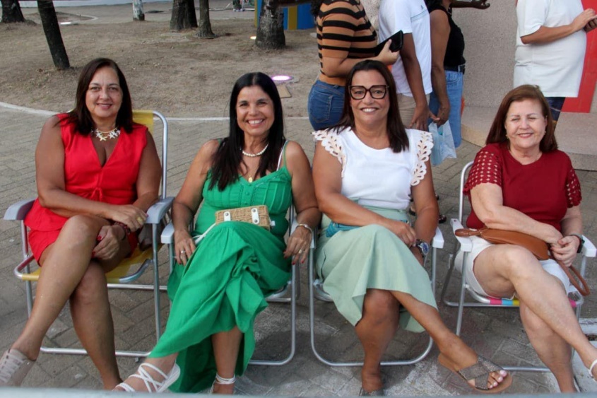 Eliane, Rossana, Rosane Fernandes e Fátima chegaram cedo para curtir a programação de pertinho. Foto: Neno Canuto/ Secom Maceió