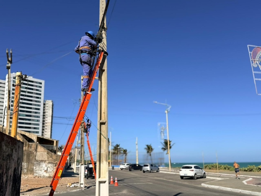 O volume de material retirado, que antes prejudicava a segurança dos pedestres e dificultava o trabalho de manutenção da iluminação pública, foi substituído por uma rede mais organizada e eficiente. Foto: Neto Melo