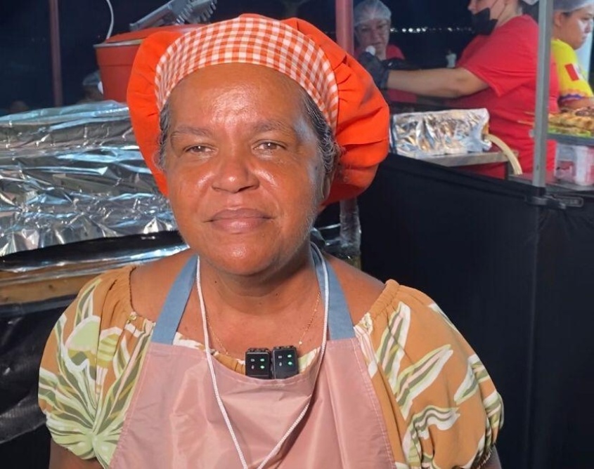 Ângela já participa há 3 anos do Massayó Verão como ambulante. Foto: Carol Neves (estagiária) / Ascom Semsc