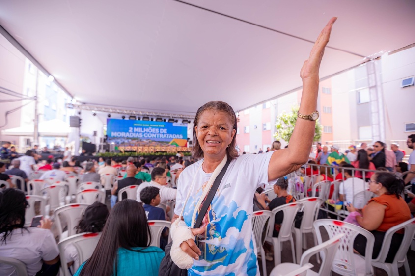 "Agora eu vou ter uma casa para chamar de minha", disse dona Ednelza ao participar da solenidade de entrega dos apartamentos. Foto: Itawi Albuquerque/Secom Maceió