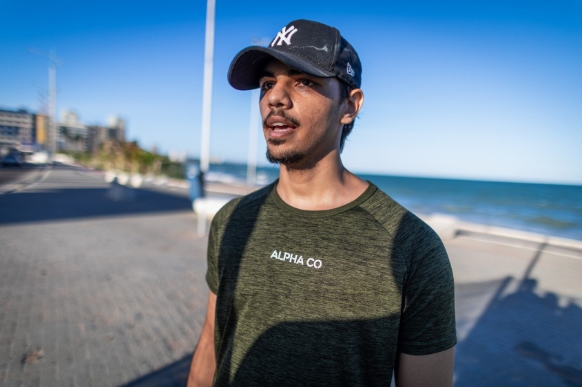 Robério Júnior falando sobre os benefícios do espaço de convivência da Praça Ganga Zumba. Foto: Alisson Frazão/Secom Maceió