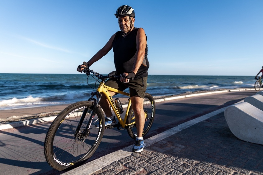 Mário Jorge utilizando a ciclovia da Praça Ganga Zumba. Foto: Alisson Frazão/Secom Maceió