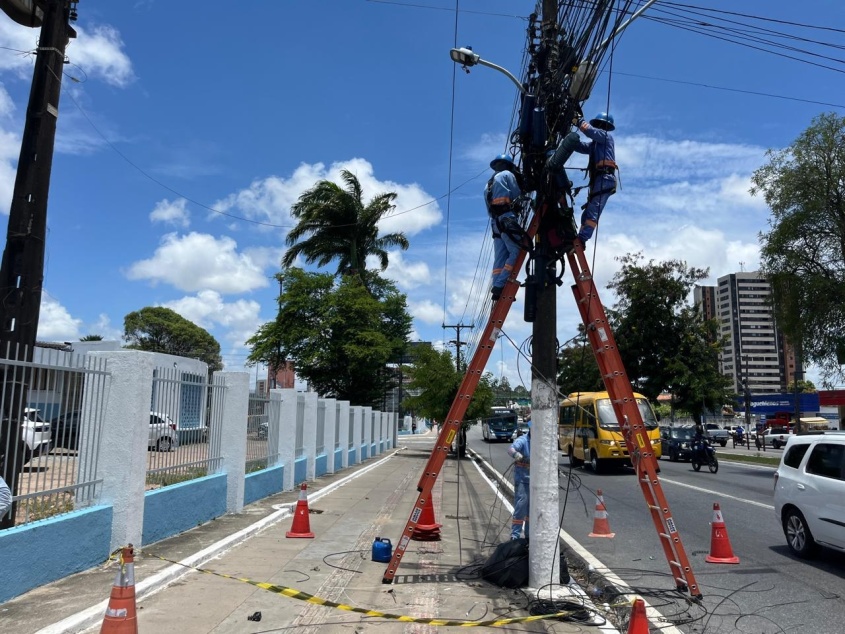 Durante a ação, em um trecho de aproximadamente 500 metros em frente ao Cepa, foram retirados mais de 5 quilômetros de cabos inutilizados. Foto: Savio Lima