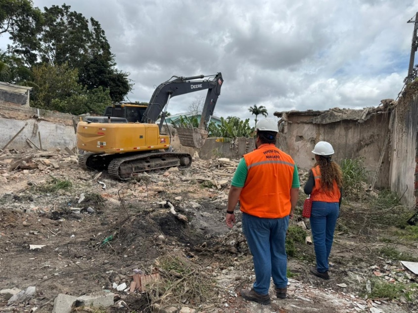 Residência corria risco de colapso. Demolição preventiva foi realizada nesta terça-feira (3). Foto: Ascom Defesa Civil Maceió