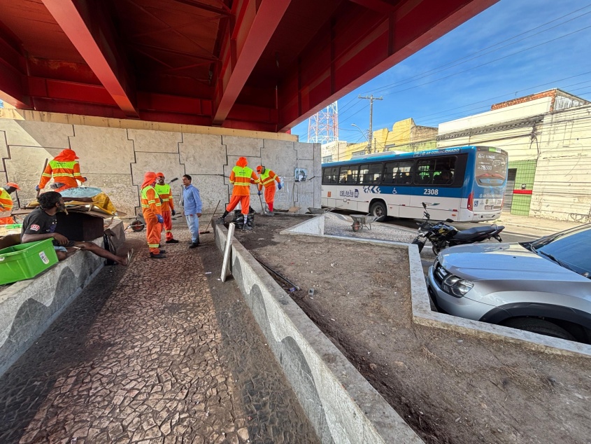 Alurb realizou a limpeza do local para que a praça voltasse a ser utilizada de forma segura pela população. Foto: Erika Santana/ Ascom Semsc