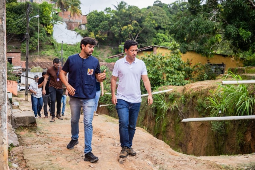 Prefeito Rodrigo Cunha em visita à obra na Grota da Alegria. Foto: Secom Maceió