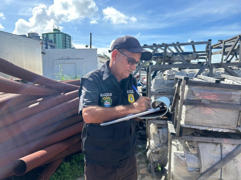 Joaquim de Arecippo soma mais de 14 anos de atuação, na Fiscalização de Posturas. Foto: Maria Eduarda Carvalho(estagiária)/Ascom Semsc