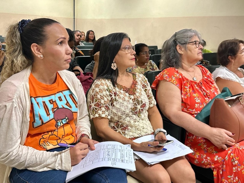 Artesãos e integrantes dos grupos cadastrados durante o encontro no Ifal. Foto: Ascom Semtes
