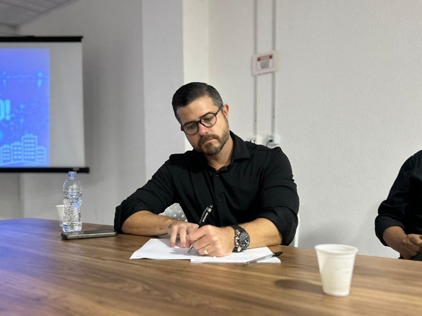Secretário Thiago Prado destaca importância do diálogo com a população para estabelecer a regulamentação dos banhos de lua. Foto: Maria Eduarda Carvalho (estagiária)/ Ascom Semsc