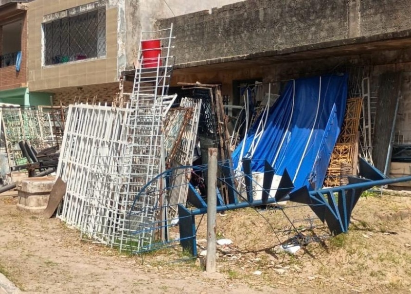 Ação é dividida em duas etapas, notificação e remoção dos equipamentos que impedem o passeio público. Foto: Ascom Semsc