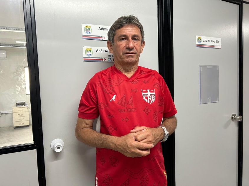 Ambulante há 25 anos e proprietário da barraca Ceará Coquetéis, Audísio de Sousa participou do curso e ressaltou a importância da capacitação para assegurar a qualidade dos serviços oferecidos durante o evento. Foto: Ascom Semsc
