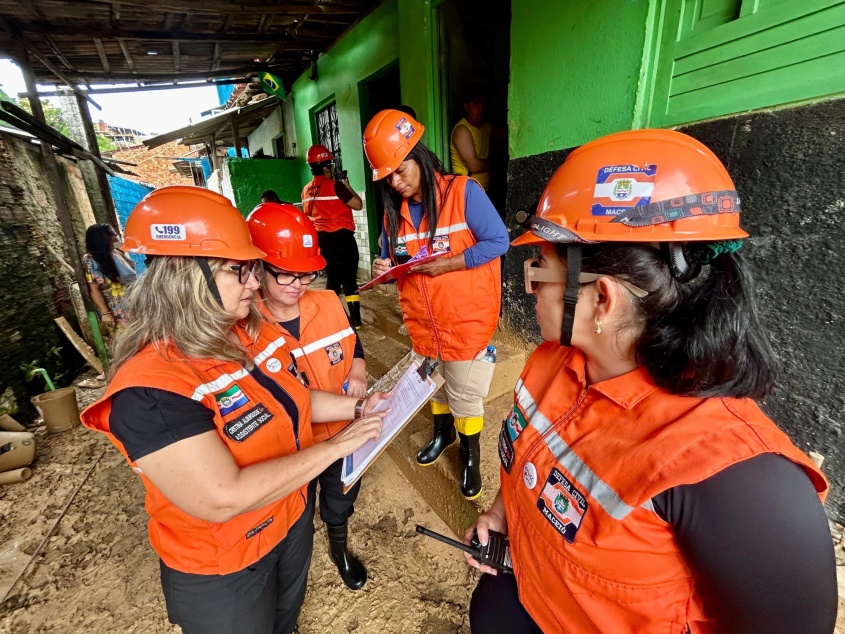 A diretoria social realiza o atendimento da família e faz os encaminhamentos necessários. Foto: Ascom Defesa Civil Maceió