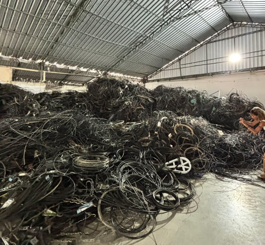 Fios permaneciam presos aos postes mesmo sem qualquer utilização. Foto: Seminfra