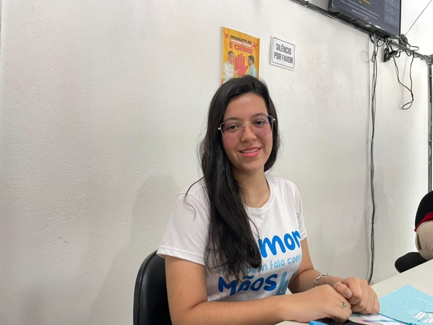 Rebeca Costa é estudante de Letras e procurar acolher o público durante os atendimenttos. Foto: Ascom DMTT