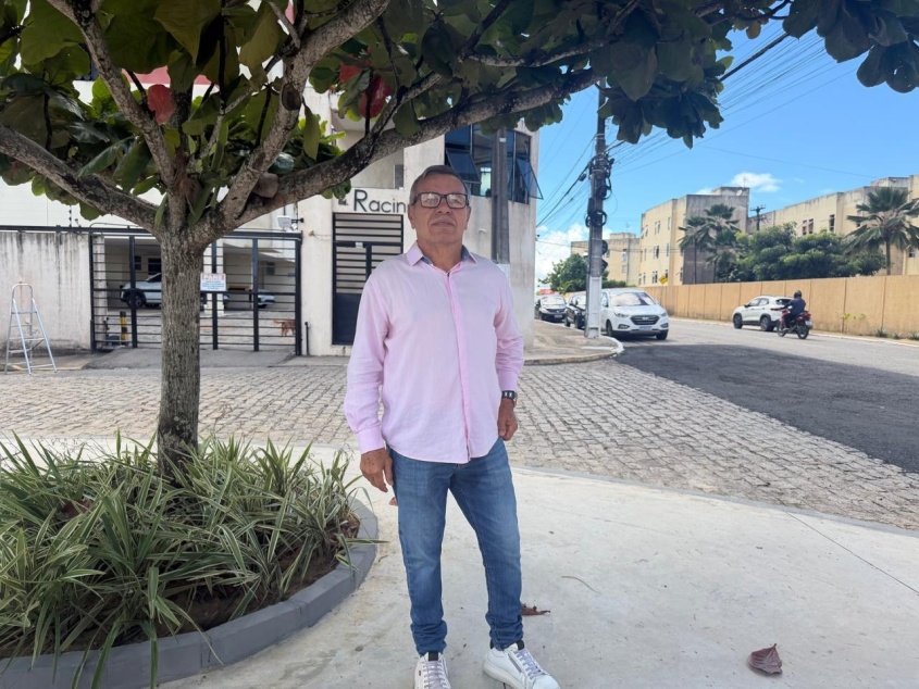 Luiz Simão conta que o local, antes tomado pelo lixo e pelo abandono, hoje se tornou um espaço de convivência para as famílias.  Foto: Isabella Vieira/Ascom Seminfra