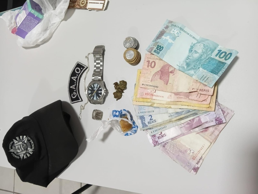 Na abordagem, os agentes encontraram com o suspeito porções de maconha embaladas para comercialização e uma quantia em dinheiro trocado, características compatíveis com a atividade de tráfico de drogas.