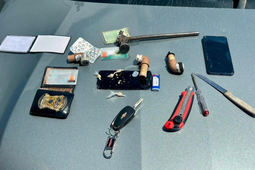 Foram encontradas maricas, pedras de crack e armas brancas com o individuo. Foto: Ascom Semsc