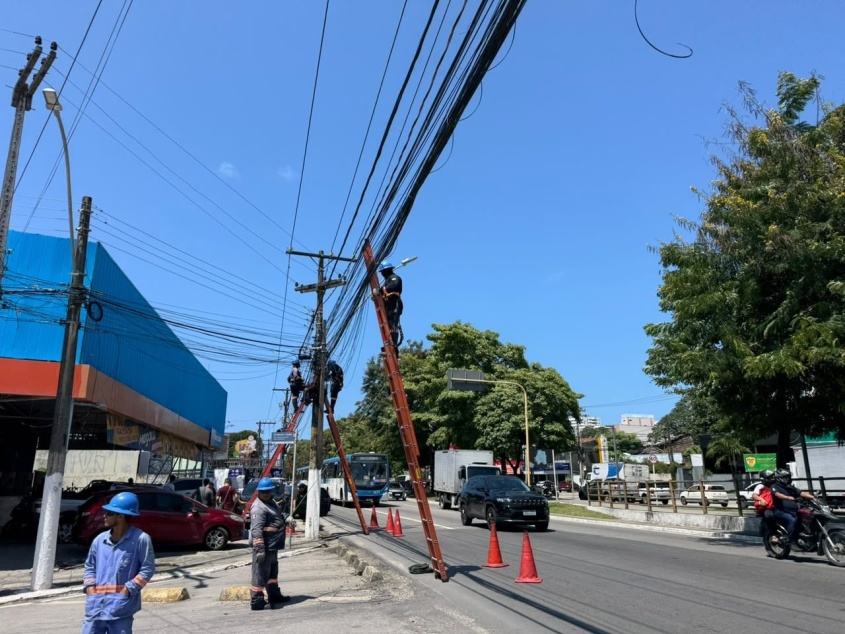 Projeto Poste Limpo avança na Av. Fernandes Lima. Foto: Bia Rodrigues/Ascom Ilumina