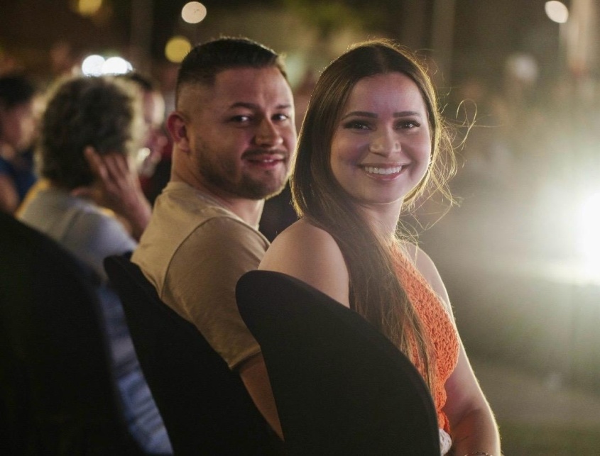 A turista Denise, de Curitiba, ao lado do esposo, acompanhou o desfile de crochê durante passagem por Maceió. Foto: Mariel Matias