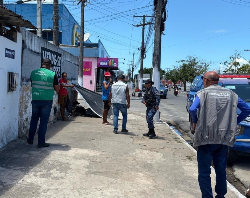 Ação desobstrui vias públicas e garante acessibilidade aos maceioenses. Foto: Ascom Semsc