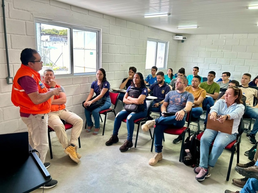 Alunos de diversos cursos superiores de instituições públicas e privadas também visitam a Defesa Civil de Maceió para conhecer o trabalho desenvolvido pelo órgão. Foto: Defesa Civil Maceió