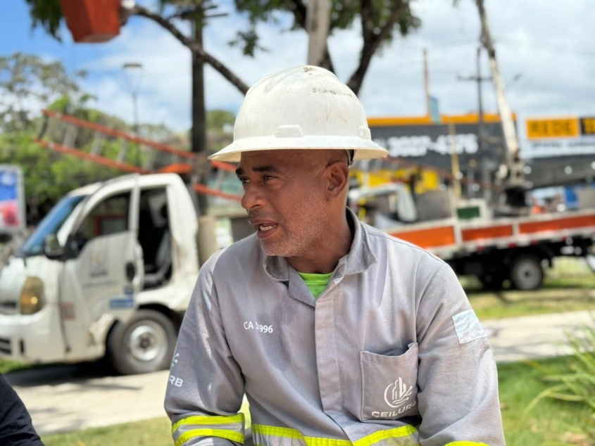 Sandro Souto de Menezes chefia a equipe técnica de eletricistas. Foto: Bia Rodrigues/ Ascom Ilumina