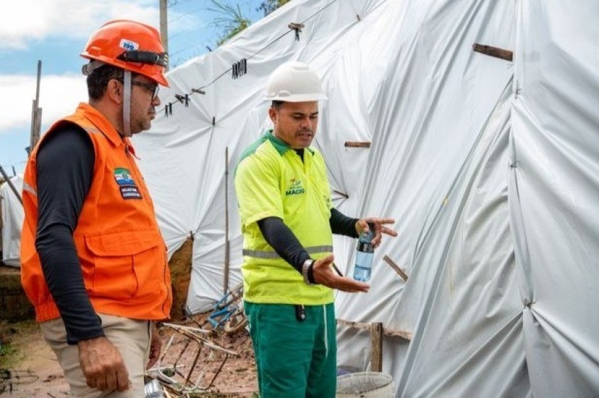 Durante todo o ano de 2025, foram aplicados 60 mil metros quadrados de lonas em 317 pontos espalhados em 29 bairros da cidade. Foto: Secom Maceió