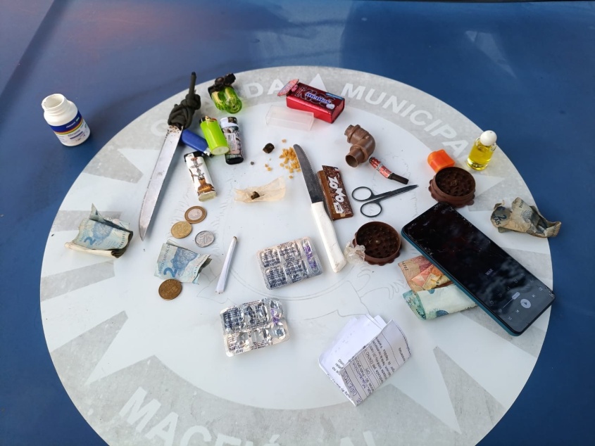 Além das pedras de crack apreendidas, outros entorpecentes e materiais utilizados para o consumo e a comercialização das drogas também foram apreendidos. Foto: Ascom Semsc