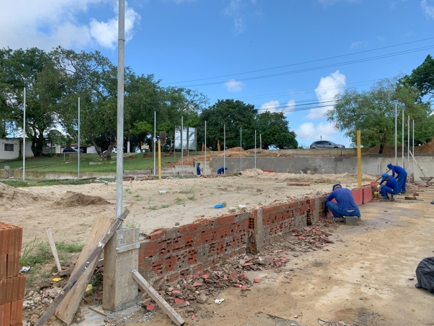 Obras da areninha no conjunto Medeiros Neto avançam. Foto: Mariane Rodrigues/ Ascom Seminfra
