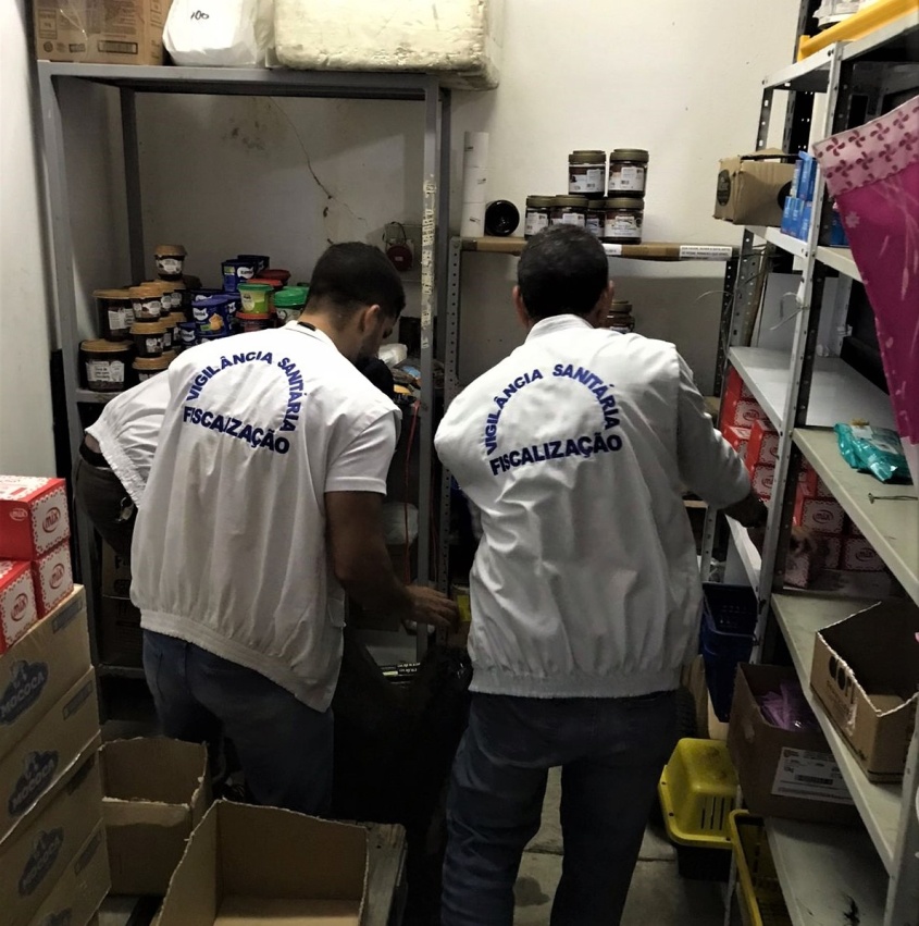 Produtos apreendidos estavam fora do prazo de validade. Foto: Visa Maceió