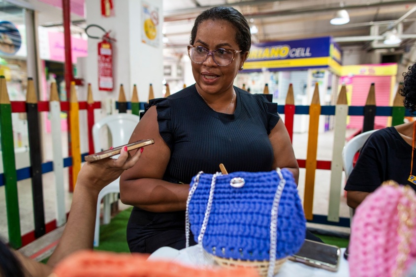 Bel Santos se descobriu no artesanato e, hoje, tem liberdade financeira. Foto: Alisson Frazão / Secom Maceió.