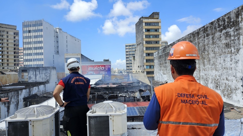 Agentes acompanham a perícia do Corpo de Bombeiros no local. Foto: Ascom Defesa Civil