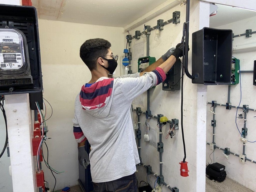Serão ofertados três cursos: eletricista instalador predial, mecânico de motocicletas e costureiro industrial. Foto: Ascom Semas
