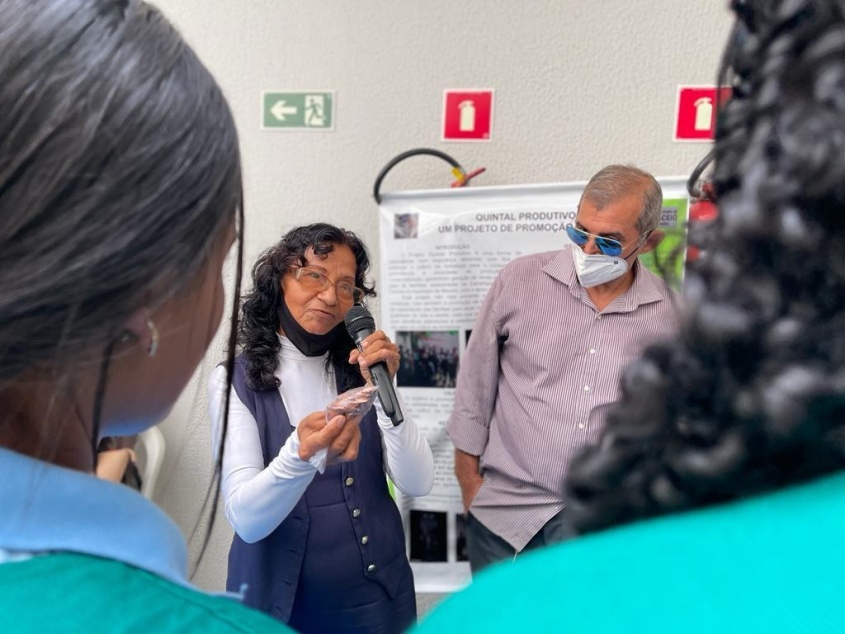 Dona Maria Pereira explica sobre importância dos alimentos. Foto: Ascom SMS