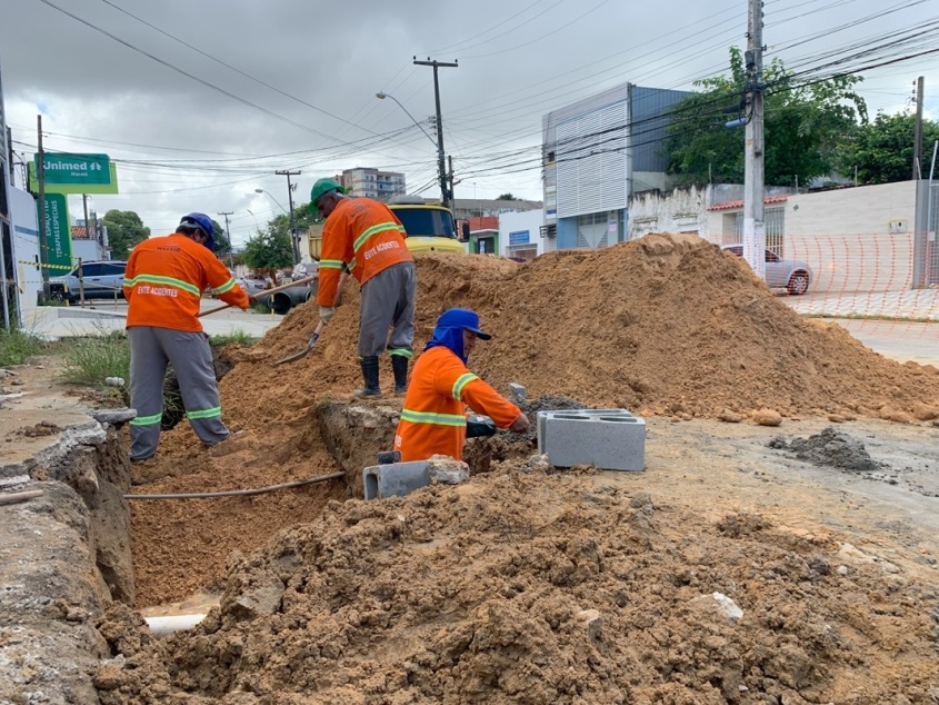 Obra de recuperação de tubulação de drenagem no Farol. Foto: Mariane Rodrigues